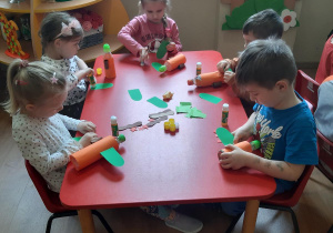 Nikola, Blanka, Kornelia, Witek i Mateusz podczas tworzenia samolotów z butelek.